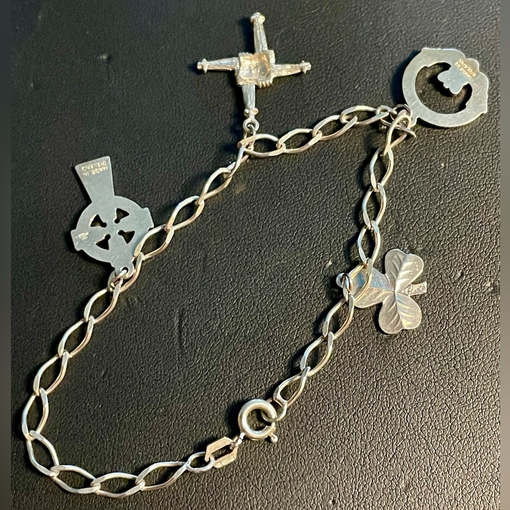 7” Vintage 925 Silver Charm Bracelet with 4 charms 2 stamped Made In Ireland. - Picture 3 of 15